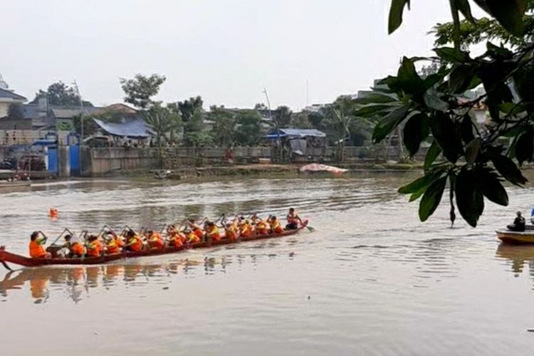 Foto Kotornya Sungai Cisadane Tempat Festival Perahu Naga Bersejarah