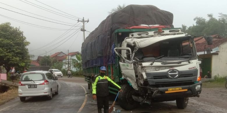 Berita Harian Adu Banteng Bus Vs Truk Tronton Terbaru Hari Ini Kompas