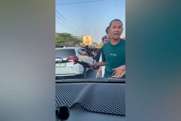 Foto Video Viral Pemuda Di Cirebon Pukuli Mobil Pakai Dongkrak Gara