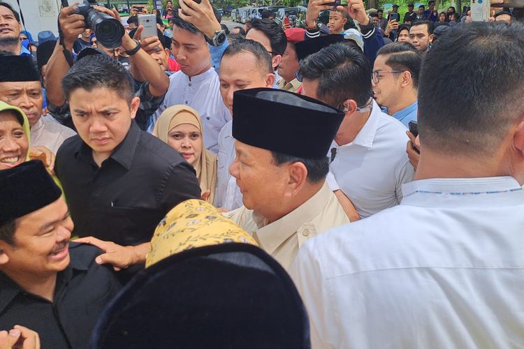 Prabowo Ziarah Ke Makam Sultan Maulana Di Banten Disambut Keluarga