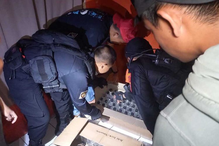 Rumah Kontrakan Di Tasikmalaya Yang Jadi Gudang Miras Digerebek Polisi