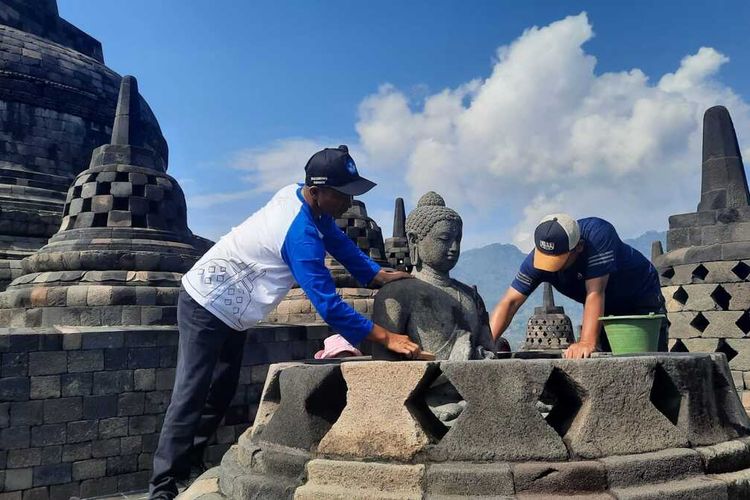 Hari Purbakala Petugas Dan Masyarakat Reresik Candi Borobudur