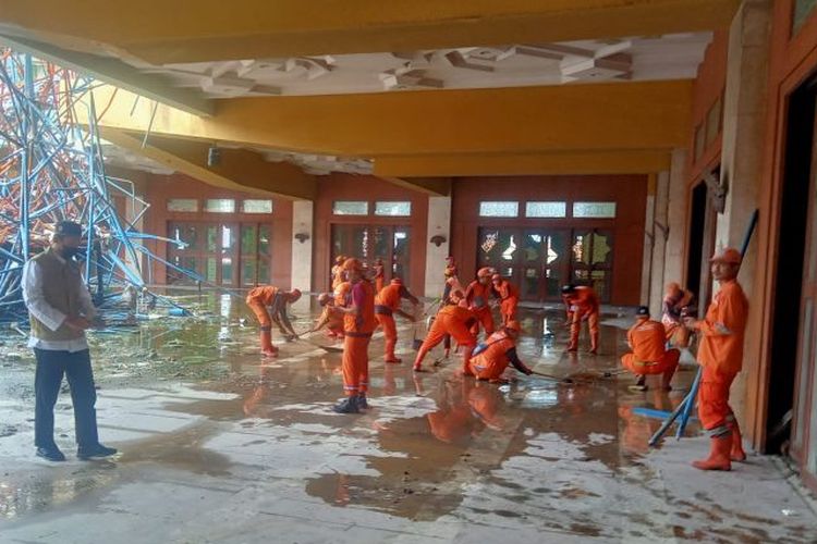 Foto Puing Bekas Kebakaran Masjid Raya JIC Mulai Diangkut Ke Pulomas