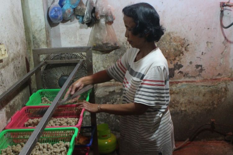 Proses pengolahan cilok Edy di Kabupaten Jember yang dilakukan oleh karyawannya