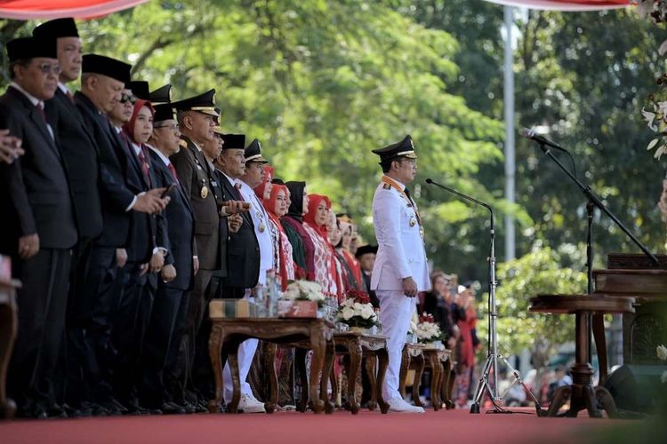 Foto Momen Ganjar Dan Ridwan Kamil Pamitan Saat Upacara HUT Ke 78 RI