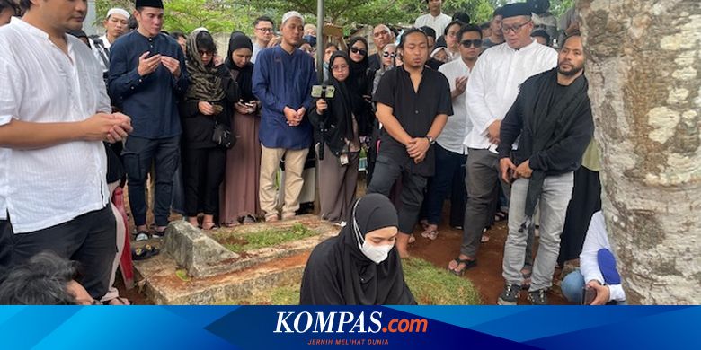 Tangis Istri Di Pusara Babe Cabita