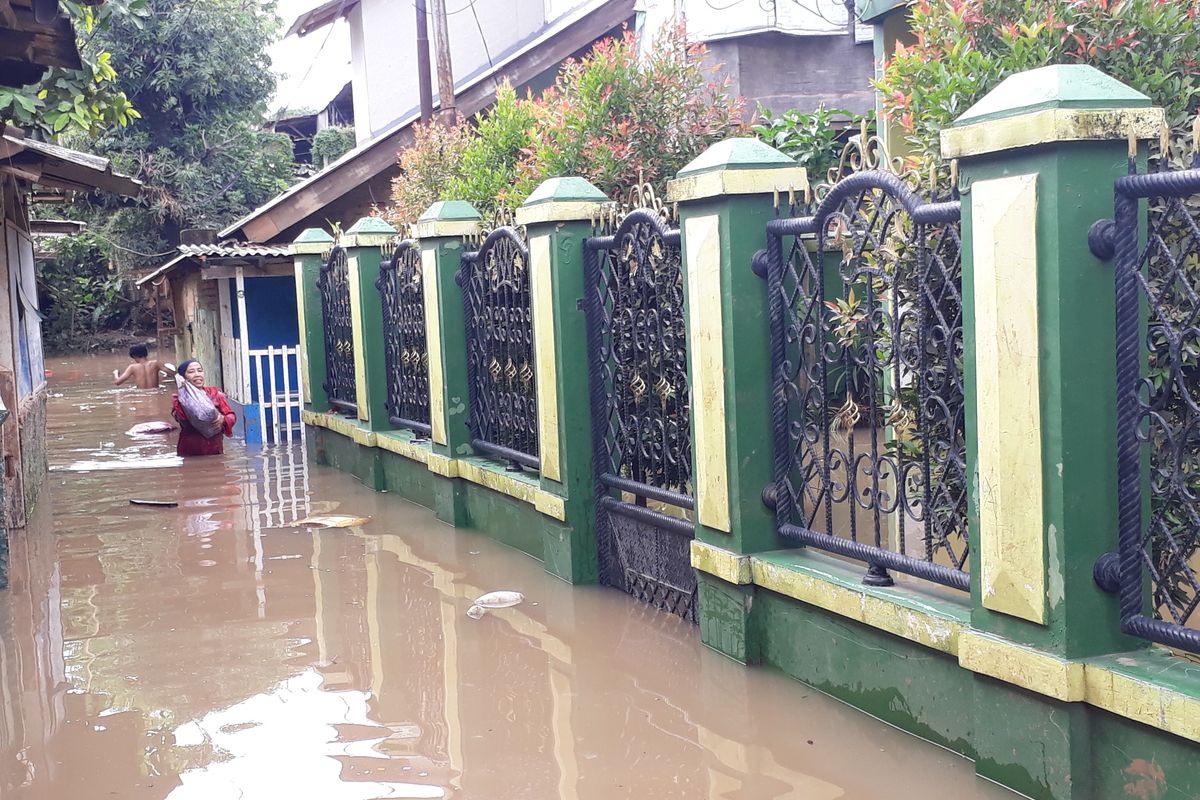 Kali Ciliwung Meluap Banjir Satu Meter Rendam RW 05 Cawang