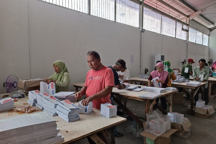 Foto KPU Jaktim Pekerjakan 260 Orang Untuk Sortir Lipat Surat Suara