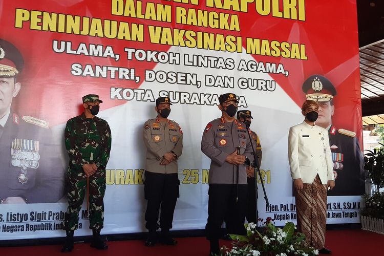 Ditemani Gibran Kapolri Tinjau Vaksinasi Guru Dan Tokoh Lintas Agama