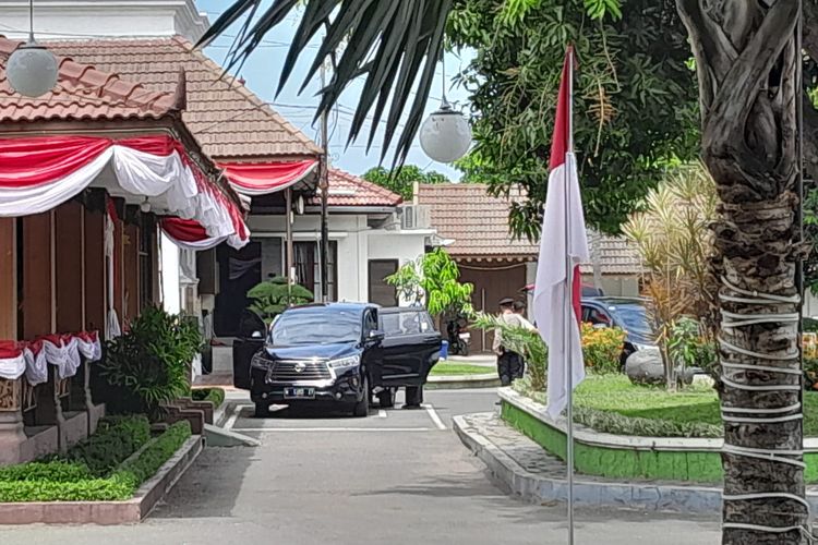 3 Jam Geledah Rumah Dinas Bupati Situbondo KPK Bawa 3 Kardus Kertas