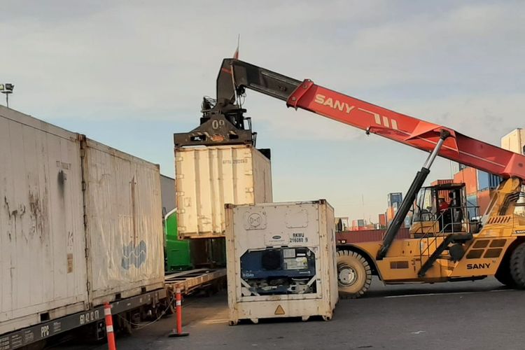 Foto Pakai Gerbong Berpendingin Khusus KAI Logistik Luncurkan Kereta