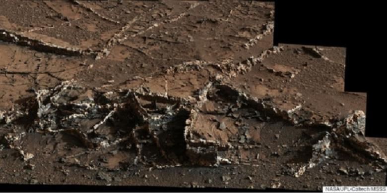Wahana Curiosity memberikan laporan adanya daerah di Mars yang memiliki pembuluh. 