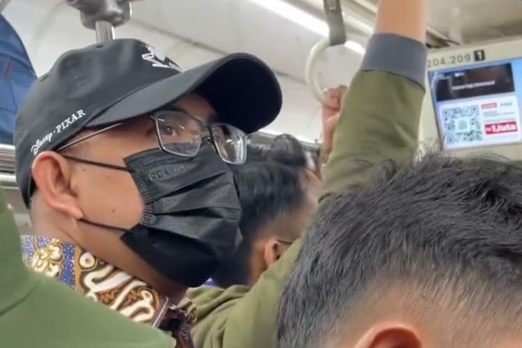 Foto Momen Andre Rosiade Berdesak Desakan Naik Krl Ke Gedung Dpr Pada