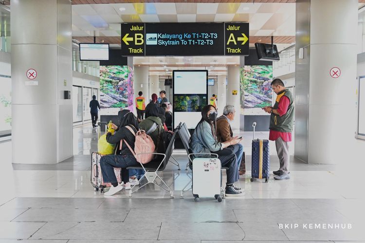 Foto Budi Karya Ajak Masyarakat Gunakan Kereta Bandara Bebas Macet