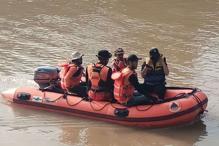 Tim Sar Temukan Jasad Bocah Yang Tenggelam Di Sungai Ogan