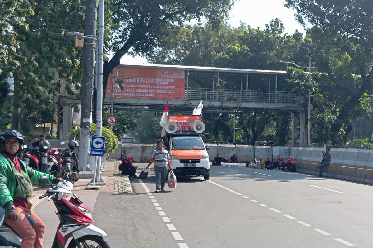 Ada Demo Buruh Di Patung Arjuna Wijaya Jalan Medan Merdeka Barat Ditutup