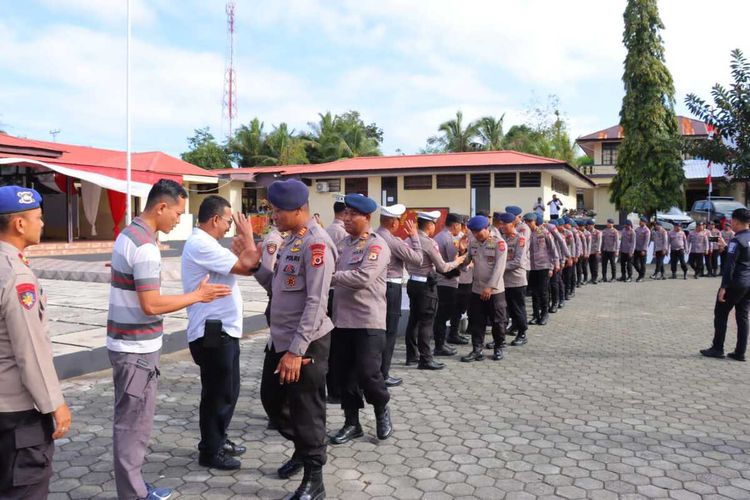 Usai Insiden Bentrok Anggota Brimob Dan Polisi Di Tual Saling Bersalaman