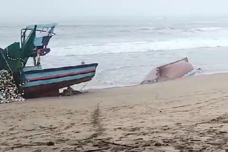 2 Perahu Nelayan Tulungagung Terdampar Di Pantai Selatan Blitar 8