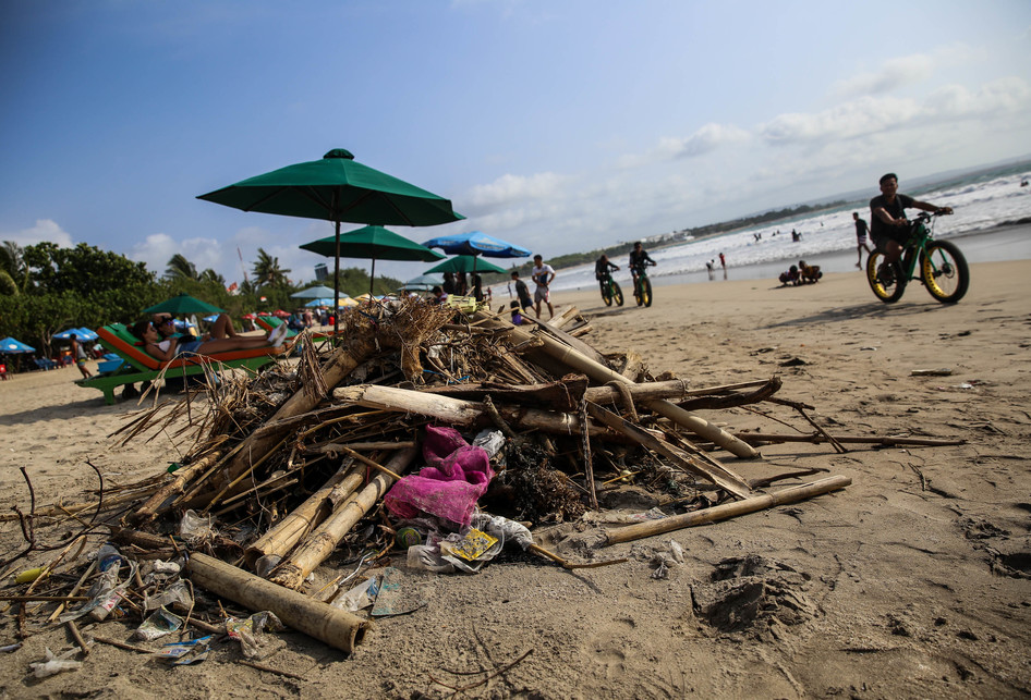 Sampah pantai kuta bali