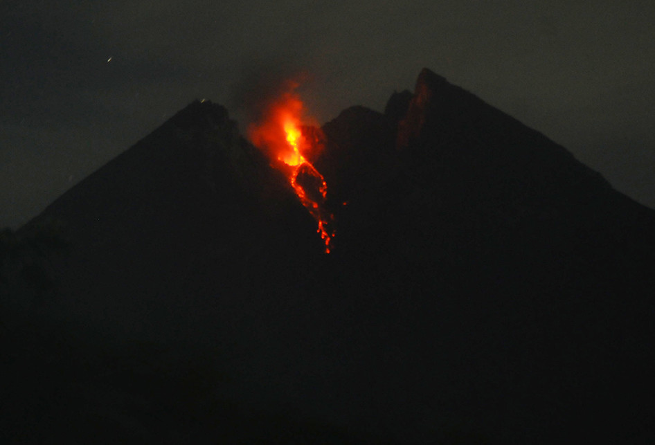 GUGURAN LAVA PIJAR GUNUNG MERAPI