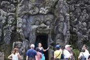 FOTO: Berwisata ke Gua Gajah di Bali