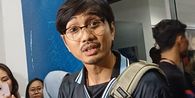 Tak Bisa Lagi Lihat HP dari Dekat di Usia 45 Tahun, Duta Sheila On 7: Mata Tak Bisa Bohong