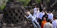 Tak Boleh Sembarangan, Naik ke Candi Borobudur Harus Pakai Upanat