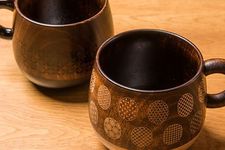 Wood Mug Urushi Black (kiri) dan White (kanan).