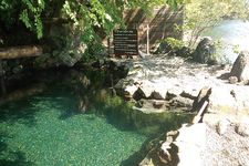 Onsen (permandian air panas) yang hanya berbatasan batu dengan Danau Shikotsu di Jepang.