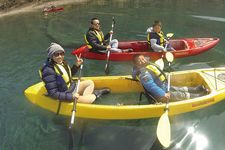 Menggunakan kayak di Danau Shikotsu, Jepang.