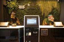 Henn-na Hotel Maihama Tokyo Bay, yang berarti hotel aneh dalam bahasa Jepang ini telah beroperasi sejak 15 Maret 2017 dan merupakan hotel kedua yang menggunakan teknologi robot terbaru.