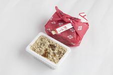 Mochi khas dari prefektur Yamanashi ini dijual dengan harga yang lebih murah di Outlet Pabrik Kikyouya, toko dari pabrik penghasil makanan manis di prefektur ini.