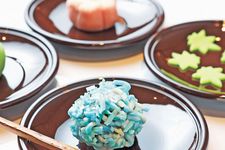 Membuat kue tradisional khas Jepang di Kyoto.