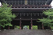 Gerbang Sanmon di Kyoto, Jepang. Gerbang ini didirikan pada 1621 dan ditetapkan sebagai warisan nasional Jepang pada 2002.