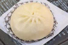 Bakpao rasa Monja (sejenis bakwan Jepang) di toko oleh-oleh Isagoya, Prefektur Gunma, Jepang.