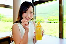 Anda dapat mencicipi Mikan Float (400 yen), minuman es yang diberi sari buah jeruk dengan soft cream dan saus jeruk di atasnya.