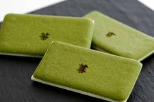 Cha no Gashi merupakan kue lidah kucing dengan rasa matcha pekat berisi cokelat putih ini berbentuk segi empat dengan cap huruf di tengahnya yang melambangkan budaya penandaan di Kyoto.