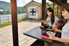 Kafe Nakamura Toukichi di Kyoto, Jepang. Di sini kita dapat menikmati dessert matcha sambil melihat pemandangan sungai.