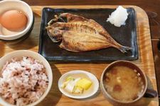 Restoran Yoridokoro di Prefektur Kanagawa, Jepang, menyajikan beragam makanan sehat dengan himono (ikan asin khas Jepang) sebagai menu utamanya. 
