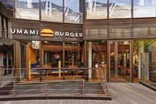 Umami Burger di Jepang. Burger yang menggunakan kata Umami (dalam bahasa Jepang artinya kelezatan) ini sebetulnya berasal dari Los Angeles, Amerika Serikat.
