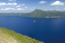 Danau Mashu di Hokkaido, Jepang  yang disebut-sebut sebagai danau terjernih di dunia dengan airnya yang berwarna biru.