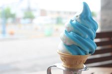 Es krim Aoi-Ike Soft yang menggambarkan keindahan kolam biru Aoi Ike di Hokkaido, Jepang.
