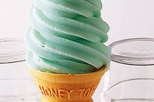 Mashu Blue Soft, es krim berwarna biru yang menggambarkan warna air danau Mashu di Hokkaido, Jepang.