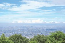 Pemandangan dari Gunung Ikoma, gunung yang terbentang sepanjang perbatasan Prefektur Nara dan Prefektur Osaka, Jepang.