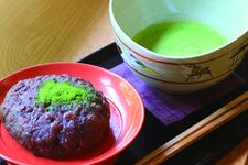 Kedai Ikuyoya di Jepang yang terkenal dengan set menu kue Botamochi dan teh matcha yang dijual seharga 810 Yen.
