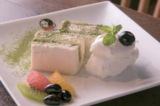 Kafe ini menyediakan Tiramisu Tofu yang hanya dijual di cabang Gion dan Sagano Arashiyama, Kyoto, Jepang. 