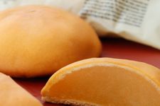 Kue Manju yang layak menjadi oleh-oleh dari Fukuoka, Jepang ini merupakan kue yang terdiri dari isian berupa pasta kacang rasa butter dan kulit kue rasa susu.