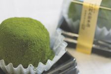 Kue Matcha Warabi Daifuku Ryokusui dari gerai Tsujirihei di Kansai, Jepang. Kue mochi yang terbuat dari tepung warabi ini diisi dengan pasta kacang merah yang diberi rasa matcha. 