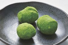 Kue Kiku Mari Matcha dari gerai Jukka merupakan kue bertekstur ringan yang terbuat dari beras yang digoreng.
