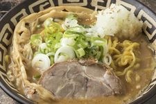 Tori-paitan Miso Ala Sumikawa yang menggunakan pasta miso putih seharga 850 Yen. Kuah kental miso yang harum diberi jahe. Ramen bertambah lezat berkat topping daun bawang yang diiris tipis.